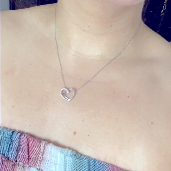 10k white gold heart necklace with diamonds - Picture 2 of 2